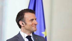 El presidente francés, Emmanuel Macron, durante la reunión que mantuvo el viernes con Olaf Scholz y Donald Tusk.