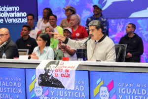 Maduro augura "triunfo" del pueblo en las presidenciales