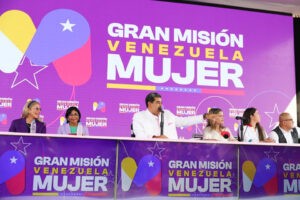 Maduro entrega $10 millones en créditos a mujeres, pero omite reclamos del feminismo