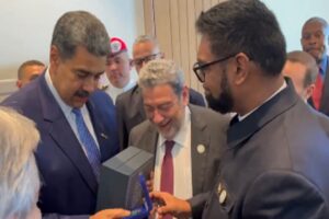 Maduro le regaló una botella de ron al presidente de Guyana en la Celac