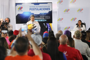 Maduro oficializa su candidatura ante el CNE y arremete contra la oposición