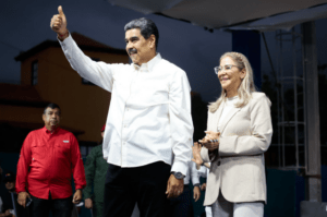 Maduro se quitó el "rojo, rojito" para blanquear su imagen en encuentro con pastores cristianos
