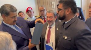 Maduro tuvo un encuentro con Irfaan Ali e intercambiaron regalos (+videos)
