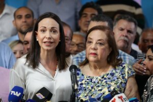 María Corina Machado renuncia a las elecciones y presenta a su sucesora