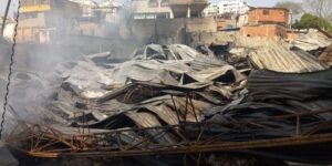 Más de 20 familias fueron desalojadas mientras ardía la colchonería: Pesadilla en la Pomona (+Fotos)