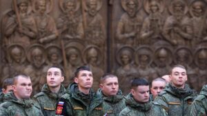 Soldados rusos durante un servicio religioso en Moscú.