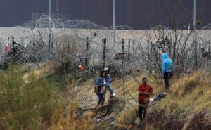 Migrantes en frontera de México con EEUU denunciaron que Texas aumentó a tres metros su peligroso cerco de púas