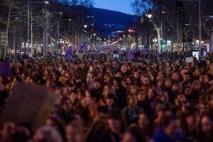 Miles de mujeres plantan cara al frío y salen a las calles de España con un feminismo que sigue dividido