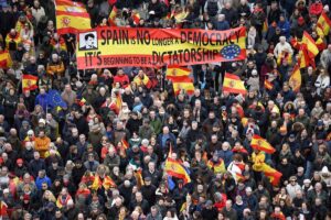 Miles de personas desbordan Cibeles para exigir la dimisión de Pedro Sánchez respaldadas por PP y Vox