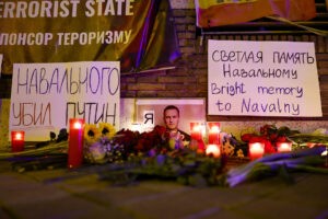 Miles de personas hacen cola frente a iglesia en Moscú para despedirse de Navalni