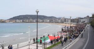 Miles de personas se manifiestan en San Sebastián, convocados por agentes culturales, en apoyo al pueblo palestino