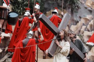 Miles de personas viven en directo el tradicional Via Crucis Viviente de Balmaseda (Bizkaia) este Viernes Santo