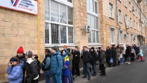 Cola de votantes en un colegio electoral de Moscú, este domingo a mediodía.