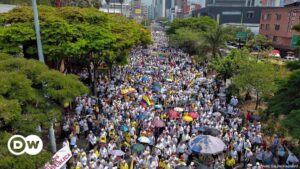 Miles marchan en Colombia contra Gobierno de Gustavo Petro – DW – 07/03/2024