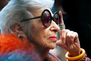 Muere la icónica diseñadora Iris Apfel a los 102 años
