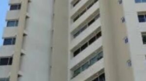 Mujer se quita la vida al lanzarse del noveno piso de edificio en La Lago