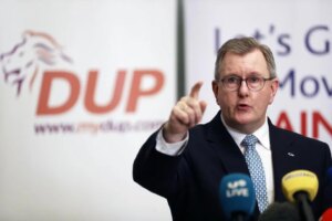 Nueva crisis en Irlanda del Norte tras la dimisin del lder unionista Jeffrey Donaldson por "delitos sexuales"