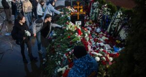 Nuevas colas ante la tumba de Navalni al día siguiente del entierro del opositor ruso