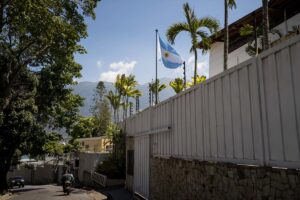 Opositores refugiados en Embajada argentina denuncian asedio de Maduro