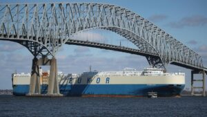 Un buque de carga de salida pasa bajo el puente Francis Scott Key, el 9 de marzo de 2018 en Baltimore, Maryland.