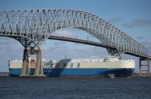 Un buque de carga de salida pasa bajo el puente Francis Scott Key, el 9 de marzo de 2018 en Baltimore, Maryland.