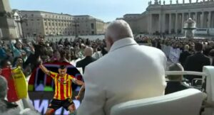 Papa Francisco recibió camiseta del Pereira en el Vaticano