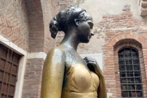 Pecho de la estatua de Julieta en Verona, con orificio por 'caricias' de turistas