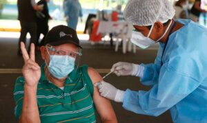 Perú afirma que va camino a recuperar sus altos niveles de vacunación prepandemia - AlbertoNews
