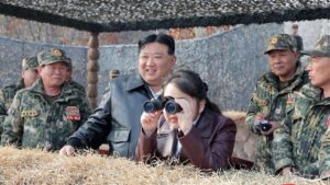 El líder de Corea del Norte, Kim Jong-un, y su hija supervisan unos ejercicios militares.