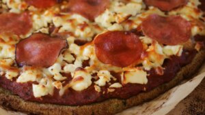Pizza con base de lentejas, una receta sin gluten, nutritiva y barata