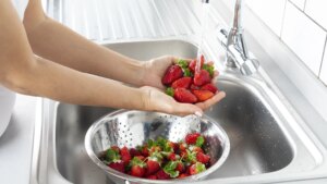 Por qué nunca deberías limpiar las fresas únicamente con agua
