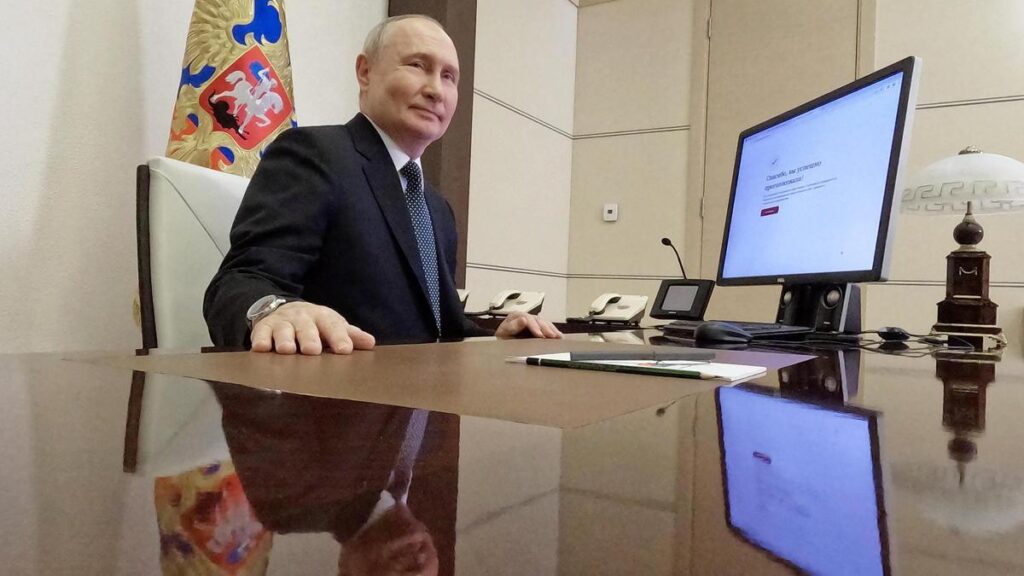 El presidente ruso, Vladímir Putin, vota de forma telemática desde la residencia estatal de Novo-Ogaryovo, a las afueras de Moscú.