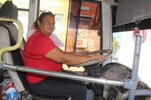 “Regresamos al volante desde que apretó la situación”: Choferesas del transporte público marabino