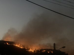 Reportado incontrolable incendio en el cerro El Café este martes