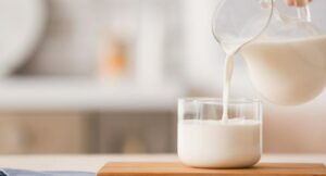 Retiran dos famosas marcas de leche del mercado en Colombia