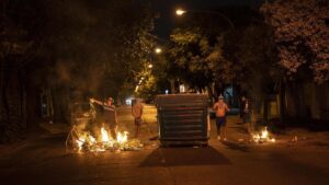 Vecinos de Rosario cortan una calle después de la muerte de un niño 11 años durante un ataque a una fiesta de cumpleaños.