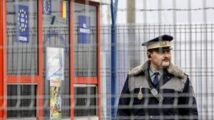 Un policía fronterizo rumano monta guardia en el paso fronterizo ferroviario entre Rumanía y Moldavia en Ungheni, Rumanía