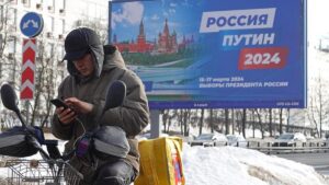 Un hombre consulta su teléfono móvil en la calle en Moscú.