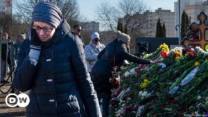 Rusos continúan presentando respetos a Navalny ante su tumba – DW – 03/03/2024
