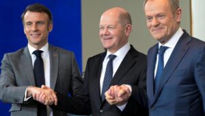 Emmanuel Macron, Olaf Sholz y Donald Tusk, durante la reunión que han mantenido este viernes en Berlín.