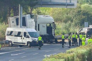 Seis muertos entre los que figuran dos agentes al arrollar un camión un control de drogas en Sevilla