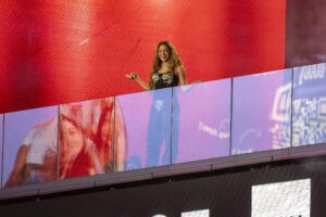 Shakira sorprende con un concierto gratis en Times Square