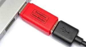 Si cargas tu móvil en cualquier parte, puede que necesites un condón USB