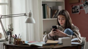 Sin Facebook ni Instagram: Florida prohíbe el acceso a las redes a menores de 14 años - AlbertoNews