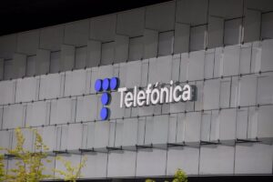 Telefónica sube un 0,5%, con sus acciones a 4 euros, tras adquirir el Gobierno un 3% de su capital