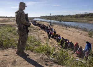 Texas gana a Biden la batalla por el control de su frontera con México