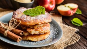 Tortitas de manzana y ricotta, una receta sabrosa, barata y divertida