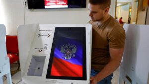 Un miembro de la Comisión Electoral de Moscú instala una máquina de voto electrónico en un colegio, el pasado jueves.