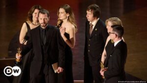 Ucrania celebra su primer Oscar con "20 días en Mariúpol" – DW – 11/03/2024