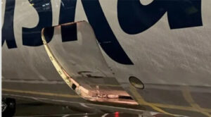 Un Boeing 737 de Alaska Airlines aterriza con la puerta de carga abierta